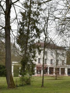 Mairie derrière les arbres