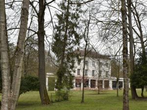 Mairie derrière les arbres