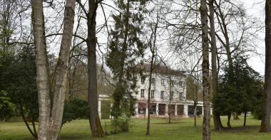 Mairie derrière les arbres